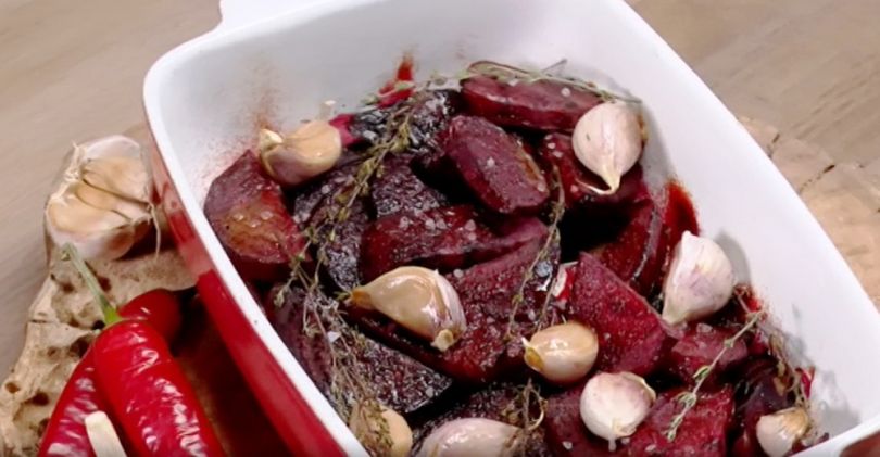 Запеченный чеснок со свеклой и чабрецом